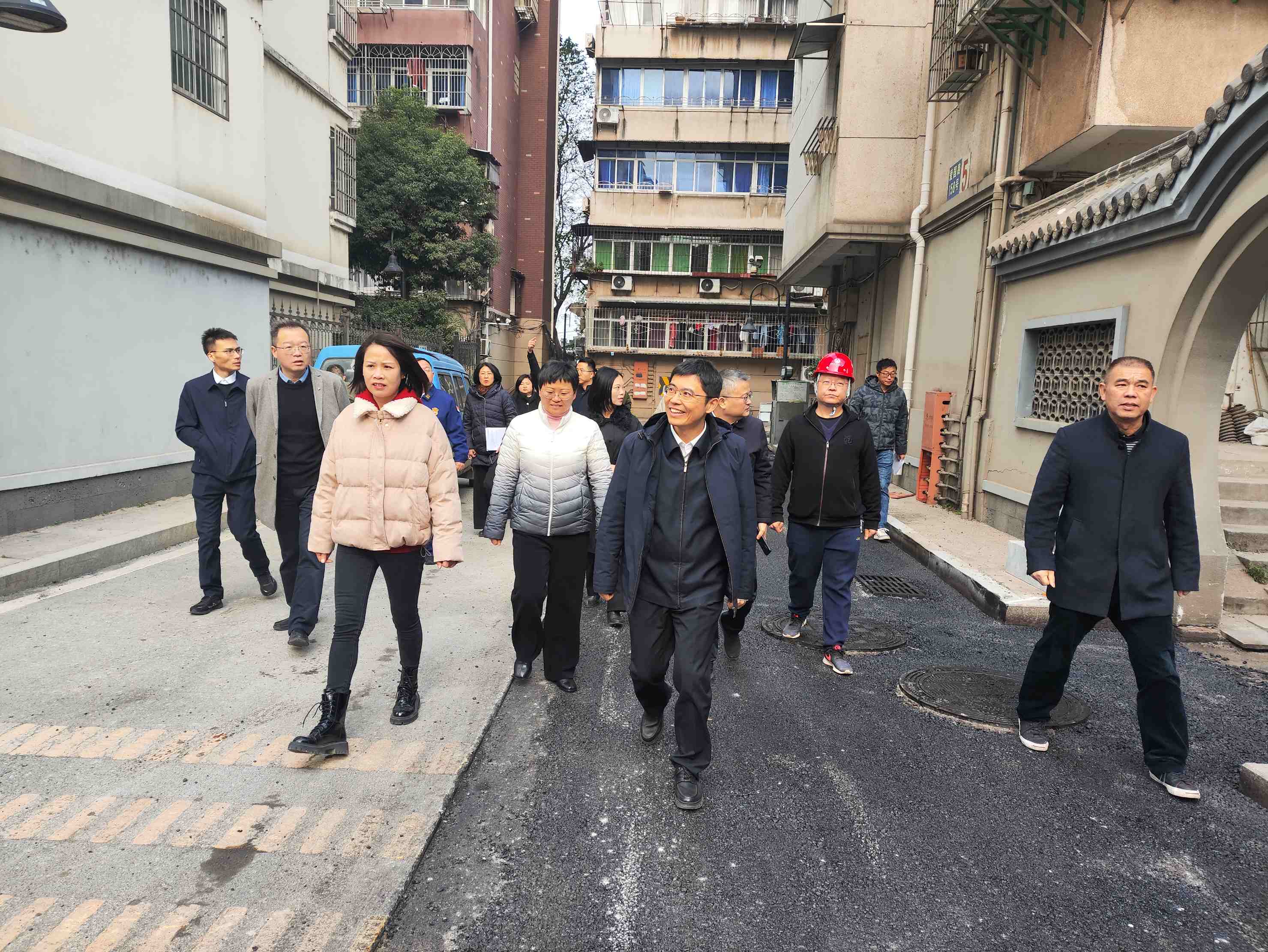 南昌市政府黨組成員、副市長(zhǎng)徐鶴飛一行深入我司東湖區(qū)豫章街道老舊小區(qū)改造項(xiàng)目調(diào)研安全生產(chǎn)工作