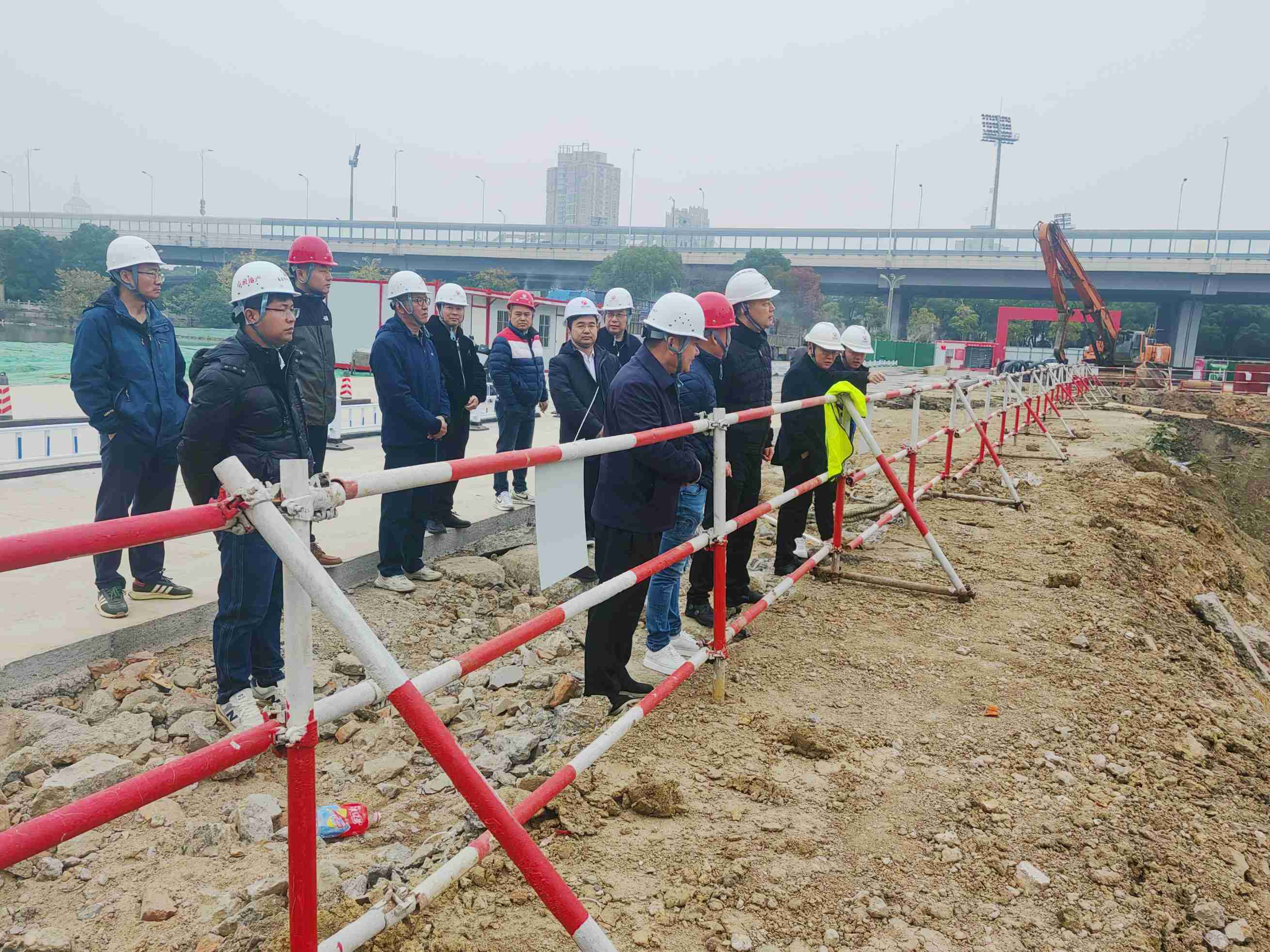 市政公用集團(tuán)黨委委員、副總經(jīng)理葛威敏一行深入我司承建的南昌市政地產(chǎn)洪都北大道住宅項(xiàng)目開(kāi)展安全生產(chǎn)督導(dǎo)檢查
